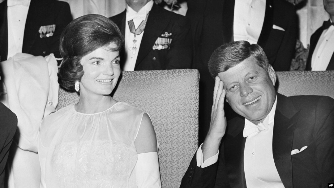 El presidente John F. Kennedy y la primera dama Jacqueline Kennedy son vistos en una de las cinco fiestas de gala realizadas el 20 de enero de 1961 tras su toma de mando en Washington, D.C.