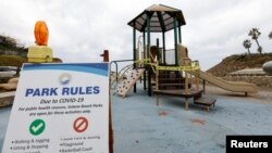 Sân chơi của trẻ em tại bãi biển Solana, California, bị đóng cửa (ảnh chụp ngày 7/12/2020) 