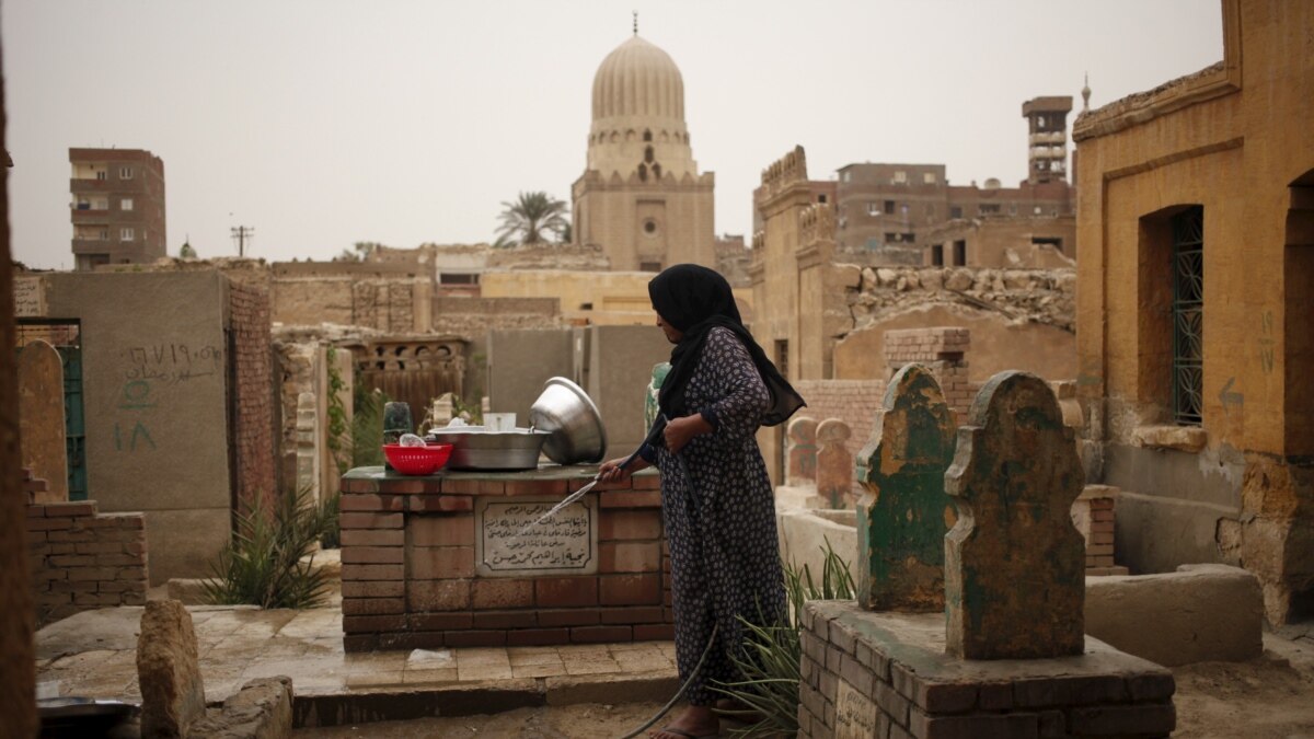 Life Meets Death in Egypt's Cairo Necropolis