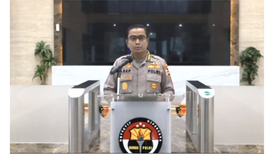 Kepala Bagian Penerangan Umum Divisi Humas Polri, Asep Adi Saputra saat menggelar konferensi pers online pada Rabu, 29 April 2020. (Foto: Tribatra TV Humas Polri/ YouTube)