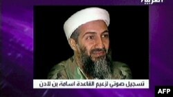 Le chef d'Al-Qaïda, Oussama Ben Laden sur une image de télévision prise à la télévision Al-Arabiya basée à Dubaï, le 15 avril 2004,