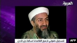 Le chef d'Al-Qaïda, Oussama Ben Laden sur une image de télévision prise à la télévision Al-Arabiya basée à Dubaï, le 15 avril 2004,