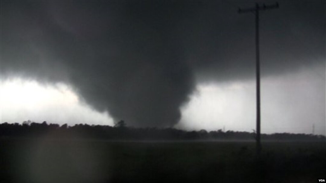 Foto yang diambil dari rekaman video menunjukkan tornado yang menyerang kota Joplin, negara bagian Missouri (22/5).