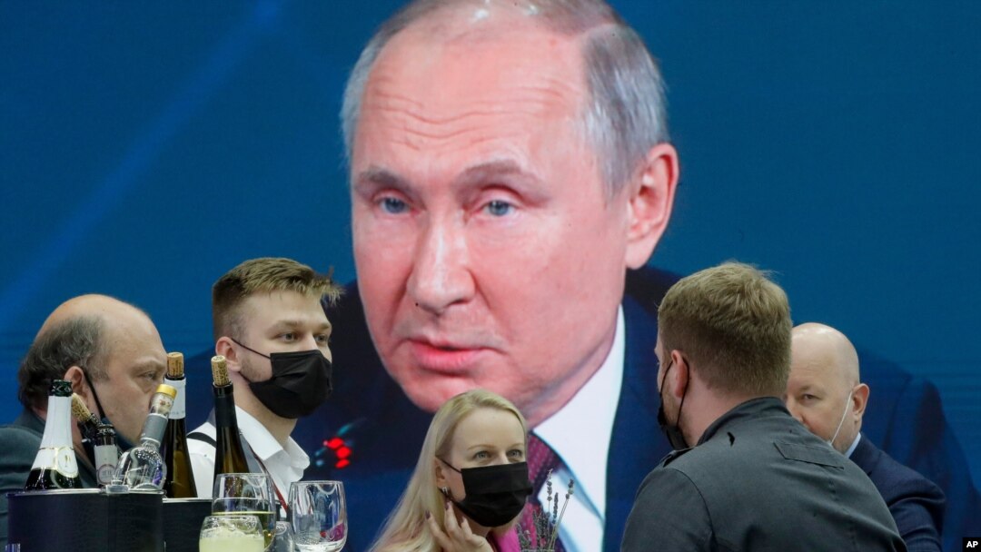 Para jurnalis menyimak Presiden Rusia Vladimir Putin saat berbicara pada forum ekonomi di kota St. Petersburg, Rusia hari Jumat (4/6). 