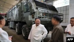 朝鲜官媒朝中社2023年8月14日发布的这张未注明日期的照片显示，朝鲜领导人金正恩正在参观位于朝鲜一个秘密地点的一家重要军火工厂。