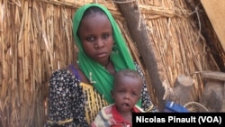 Chatou Chiwa et son fils Mamadou dans le camp de réfugiés d’Assaga, Diffa, Niger, le 18 avril 2017 (VOA/Nicolas Pinault)