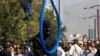 Seorang petugas polisi Iran bersiap melaksanakan eksekusi mati terhadap seorang narapidana di Teheran, Iran, pada 2 Agustus 2007. (Foto: Reuters)