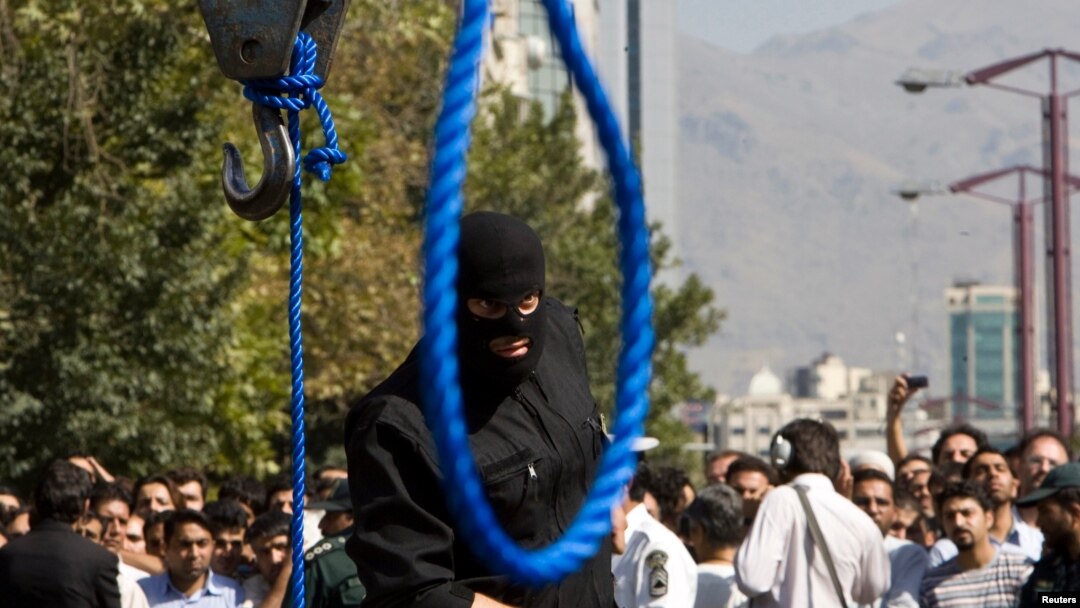 Seorang petugas polisi Iran bersiap melaksanakan eksekusi mati terhadap seorang narapidana di Teheran, Iran, pada 2 Agustus 2007. (Foto: Reuters)