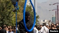 Seorang petugas polisi Iran bersiap melaksanakan eksekusi mati terhadap seorang narapidana di Teheran, Iran, pada 2 Agustus 2007. (Foto: Reuters)