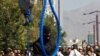 Seorang petugas kepolisian Iran bersiap untuk mengeksekusi hukuman mati terhadap seorang terpidana di Teheran, Iran, pada 2 Agustus 2007. (Foto: Reuters)
