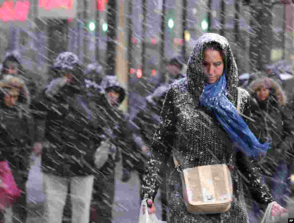 Pedestrians make their way through snow in New York, Jan. 26, 2015. More than 35 million people along the Philadelphia-to-Boston corridor rushed to get home and settle in as a fearsome storm swirled in with the potential of 1 to 3 feet of snow that could paralyze the Northeast for days.