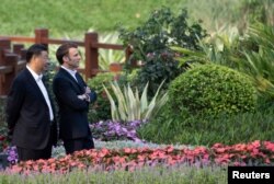 Presiden China Xi Jinping dan Presiden Prancis Emmanuel Macron bertemu di Guangzhou, China, Jumat, 7 April 2023. (Foto: via Reuters)