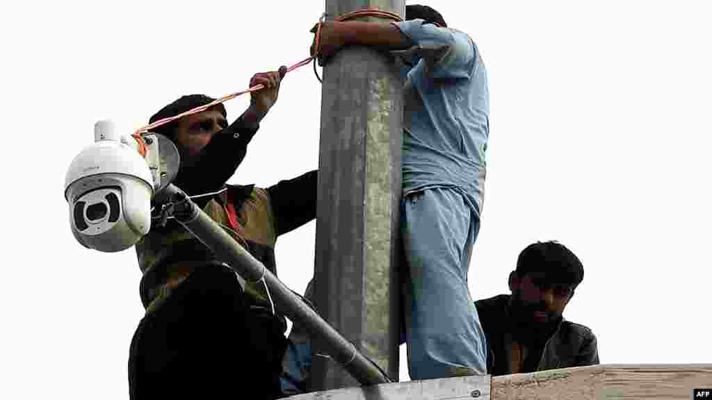 اسٹیڈیم آنے اور جانے والوں کے ساتھ ساتھ اطراف کی سڑکوں کی نگرانی کے لیے اہم مقامات پر کیمرے بھی نصب کیے گئے ہیں۔&nbsp;