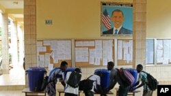 Des étudiants de l'Université Obama se lavent les mains, à Conakry, en Guinée, le 24 juillet 2015. 