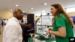 Un solicitante de empleo en una feria de trabajo en Fort Lauderdale, Florida