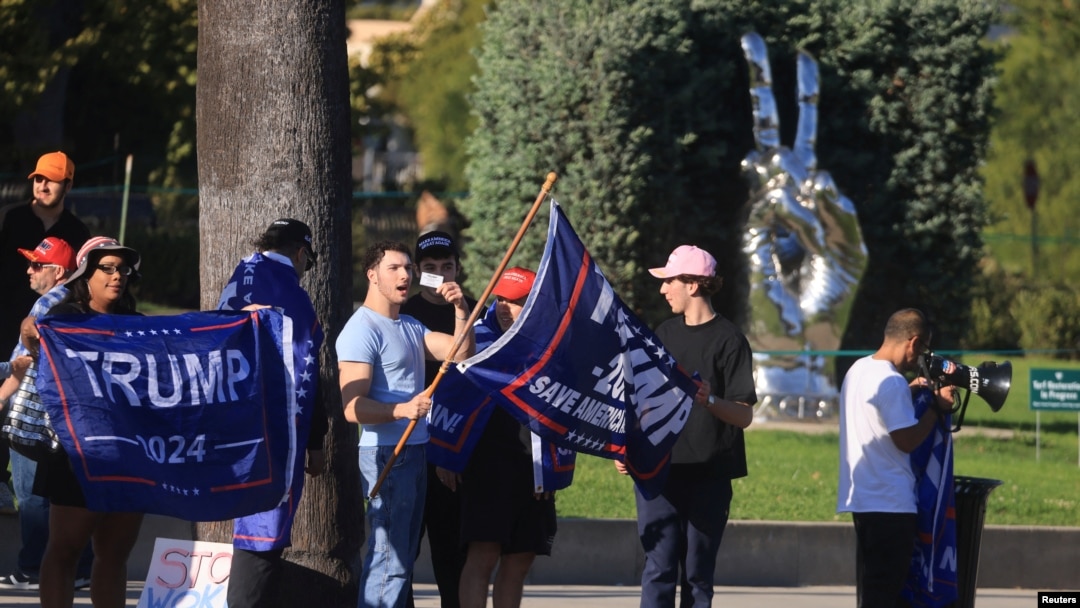 Sekelompok pendukung Trump di Beverly Hills, California, merayakan kemenangan mantan Presiden Amerika itu dalam pemilu pekan lalu, Minggu, 10 November 2024. (Foto: David Swanson/Reuters)