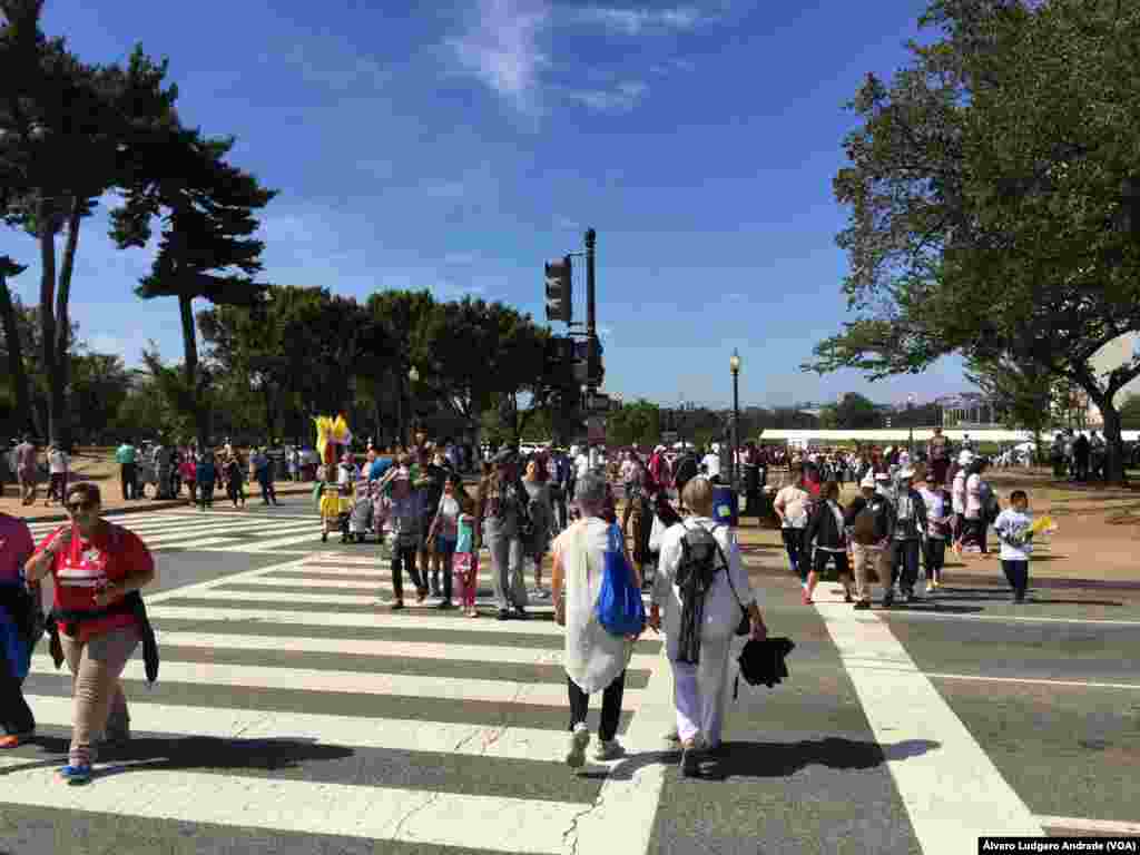 Seguidores de Papa Francisco dirigem-se à Casa Branca para ver o Papa, Washington DC, Set. 23, 2015 