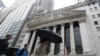 2026년 5월 21일, 보행자들이 미국 뉴욕 뉴욕증권거래소(NYSE) 앞을 지나가고 있다. (자료 사진)