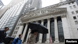 2026년 5월 21일, 보행자들이 미국 뉴욕 뉴욕증권거래소(NYSE) 앞을 지나가고 있다. (자료 사진)