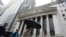 2026년 5월 21일, 보행자들이 미국 뉴욕 뉴욕증권거래소(NYSE) 앞을 지나가고 있다. (자료 사진)