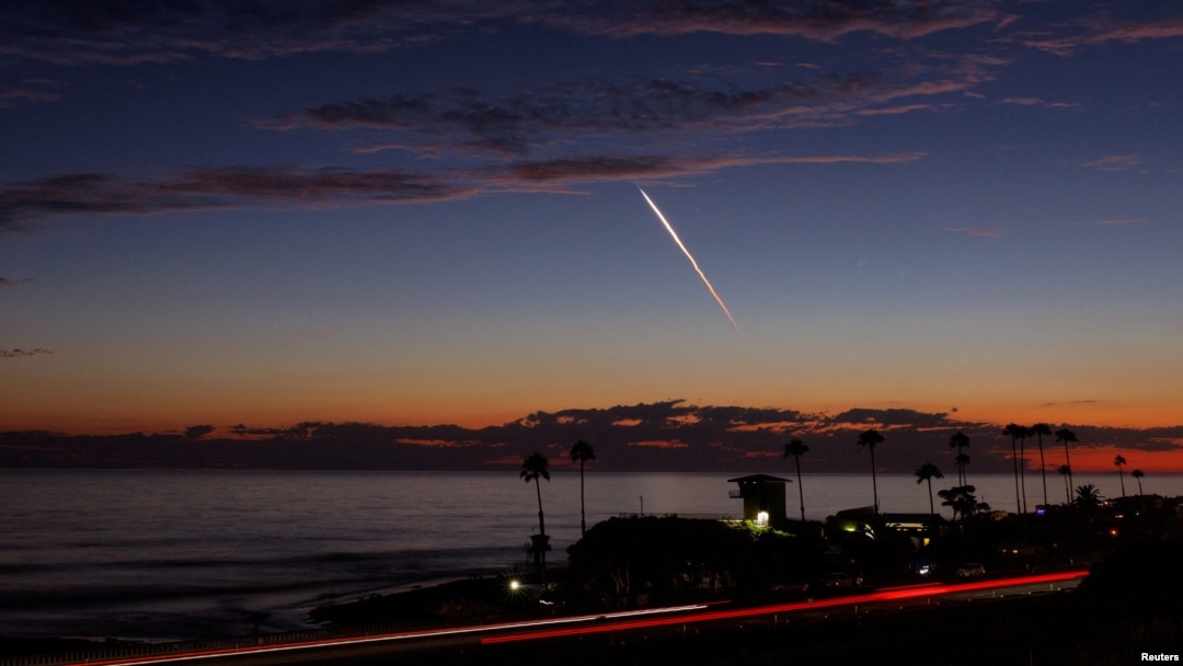 Запуск ракеты Falcon 9 компании SpaceX с космодрома в Калифорнии. 23 июня 2024г. (REUTERS/Mike Blake).