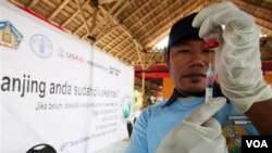 Petugas kesehatan hewan mempersiapkan vaksin untuk menyuntik anjing dalam kampanye hari rabies sedunia di Denpasar, Bali (28/9).