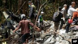 Tim SAR mencari para korban di antara reruntuhan pesawat Trigana Air, di kawasan Pegunungan Bintang, Papua, Selasa (18/8).