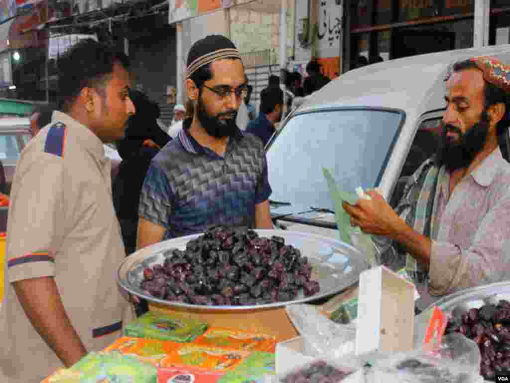 سنت ِ نبویﷺ کے عین مطابق، زیادہ تر لوگ کھجور سے روزہ کھولنا پسند کرتے ہیں۔