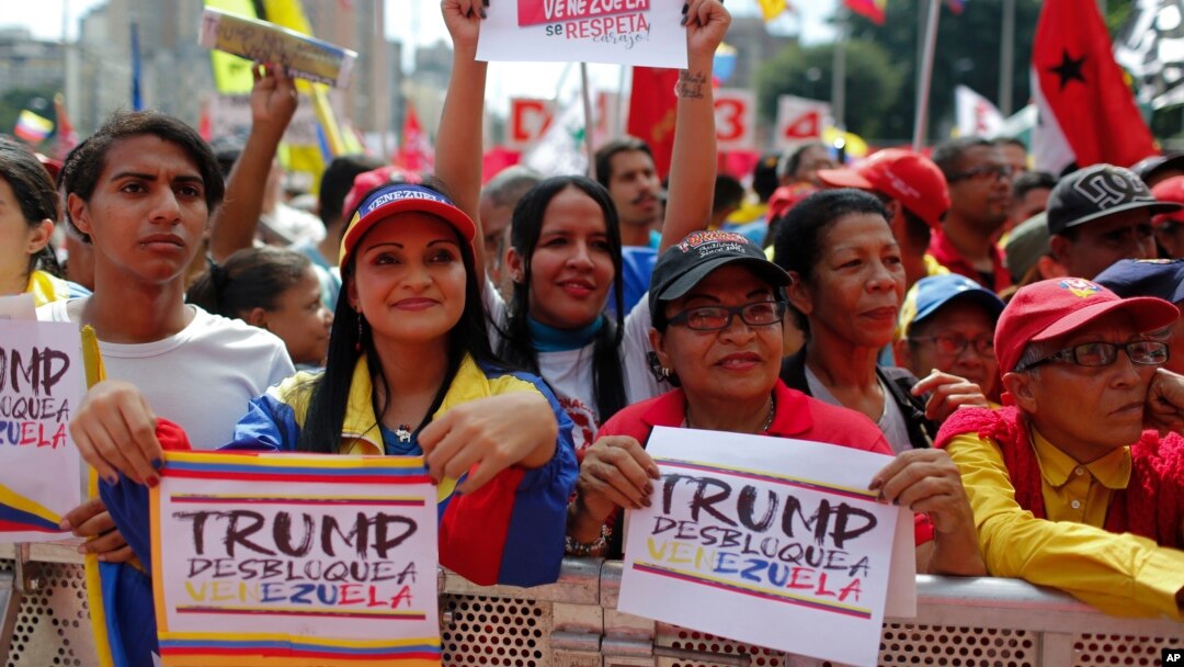 Para pendukung pemerintahan Presiden Venezuela Nicolas Maduro menggelar unjuk rasa memprotes keputusan AS memblokade Venezuela, di Caracas, Venezuela, Rabu, 7 Agustus 2019.