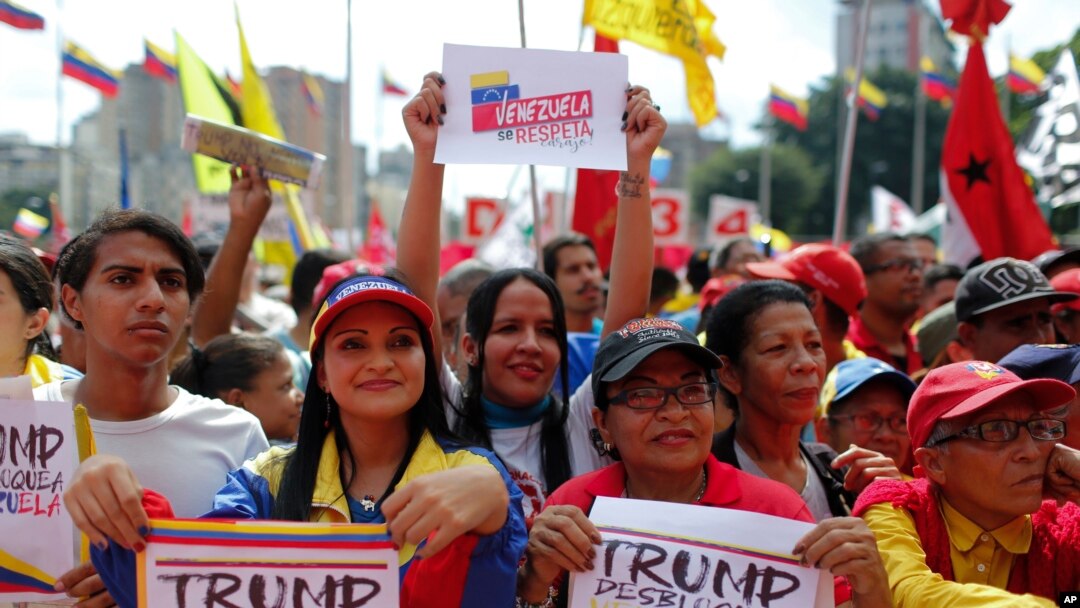 Provladini demonstranti drže transparent sa porukom "Trampu, odblokiraj Venecuelu", tokom protesta protiv sankcija SAD, u Venezueli, 7. avgusta 2019.
