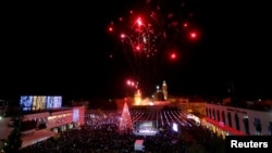 Pohon natal di luar Gereja Kelahiran atau Church of Nativity di Tepi Barat, Kota Bethlehem, 2 Desember 2017.