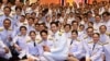 Pita Limjaroenrat (depan, tengah), pemimpin Partai Move Forward, berpose bersama anggota parlemen sebelum Raja Thailand Maha Vajiralongkorn melantik anggota parlemen baru di Bangkok, pada 3 Juli 2023. (Foto: Thai Parliament/Handout via Reuters)