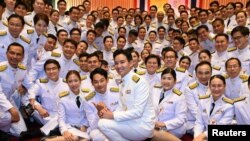 Pita Limjaroenrat (depan, tengah), pemimpin Partai Move Forward, berpose bersama anggota parlemen sebelum Raja Thailand Maha Vajiralongkorn melantik anggota parlemen baru di Bangkok, pada 3 Juli 2023. (Foto: Thai Parliament/Handout via Reuters)