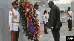 Le Premier ministre de la Guinée-Bissau, Aristide Gomes, dépose une couronne au monument Jose Marti des héros nationaux cubains à la Place de la Révolution à La Havane, le 29 janvier 2007.