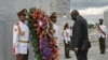 Le Premier ministre de la Guinée-Bissau, Aristide Gomes, dépose une couronne au monument Jose Marti des héros nationaux cubains à la Place de la Révolution à La Havane, le 29 janvier 2007.