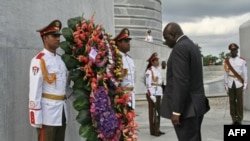 Le Premier ministre de la Guinée-Bissau, Aristide Gomes, dépose une couronne au monument Jose Marti des héros nationaux cubains à la Place de la Révolution à La Havane, le 29 janvier 2007.