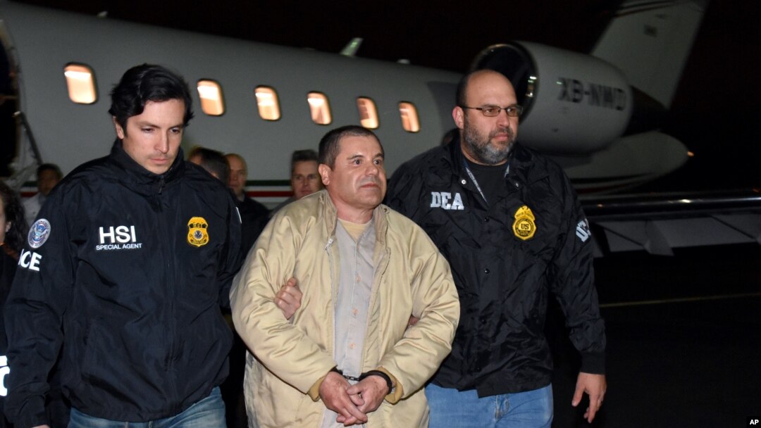 Abajejwe kwubahiriza amategeko muri Amerika bakuye El Chapo Guzman, mu ndege ku kibuga c'indege c'i Ronkonkoma, i New York, USA. Itariki 19/01/2017