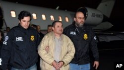 Abajejwe kwubahiriza amategeko muri Amerika bakuye El Chapo Guzman, mu ndege ku kibuga c'indege c'i Ronkonkoma, i New York, USA. Itariki 19/01/2017