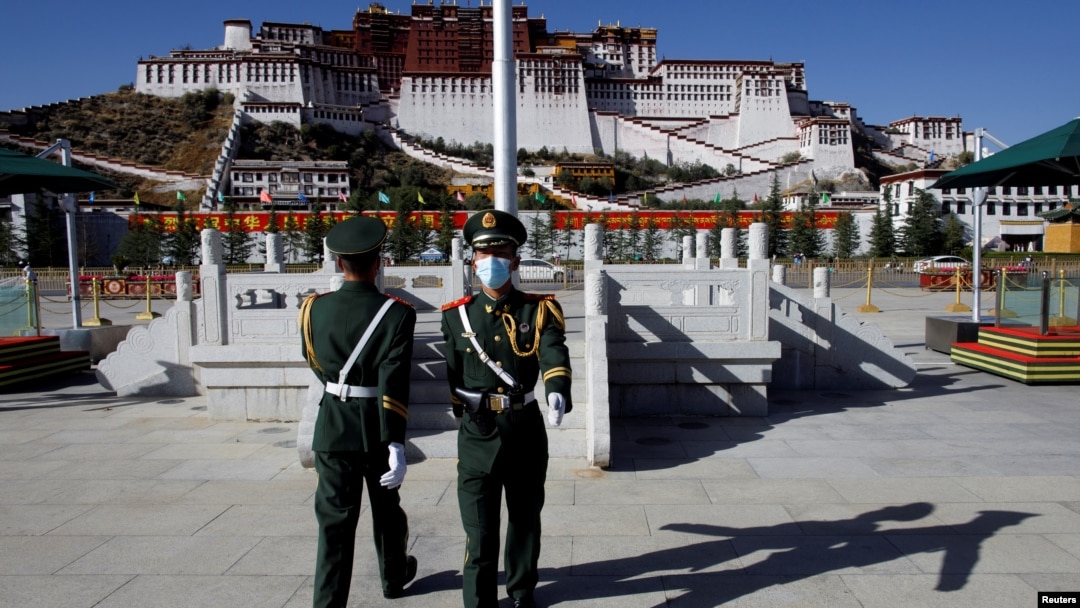 资料照：中国士兵在拉萨布达拉宫前举行换岗仪式。（2020年10月15日）