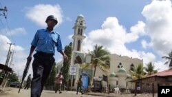 Un policier kényan devant la mosquée Masjid Musa de Mombasa, Kenya, le 4 octovre 2013