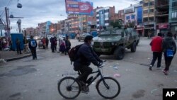 Las autoridades bolivianas patrullan las calles en medio de una cuarentena forzada para frenar la expansión del coronavirus.