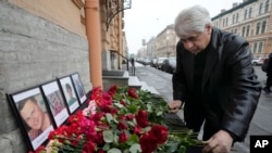 Polaganje cvijeća ispred azerbejdžanskog konzulata u Sankt Peterburgu (Foto: AP/Dmitri Lovetsky)