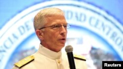 El almirante de la Armada de EE.UU. Craig Faller, comandante del Comando Sur de los EE.UU., habla durante una conferencia de prensa sobre la Cooperación Regional de Seguridad, en Tegucigalpa, el 7 de mayo de 2019.