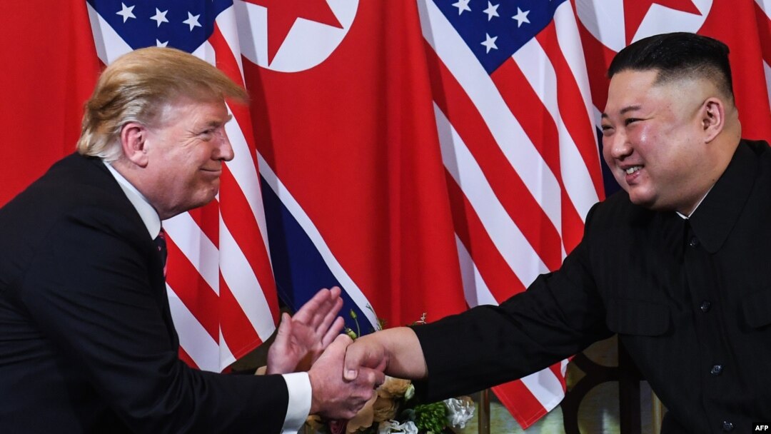 Presiden AS Donald Trump berjabat tangan dengan pemimpin Korut Kim Jong Un dalam pertemuan di Hanoi, Vietnam, Rabu (27/2). 