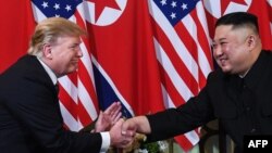 Presiden AS Donald Trump berjabat tangan dengan pemimpin Korut Kim Jong Un dalam pertemuan di Hanoi, Vietnam, Rabu (27/2). 