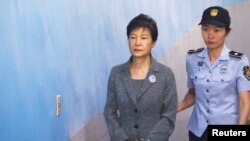 韓聯社週一報導說，朴槿惠已經提交了一份棄權書，顯然推翻了她妹妹週五提出的上訴。