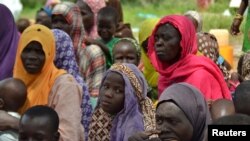 Des femmes sauvées de Boko Haram, dans un camp près de Mubi, dans le nord-est du Nigeria, le 29 octobre 2015. (REUTERS/Stringer)