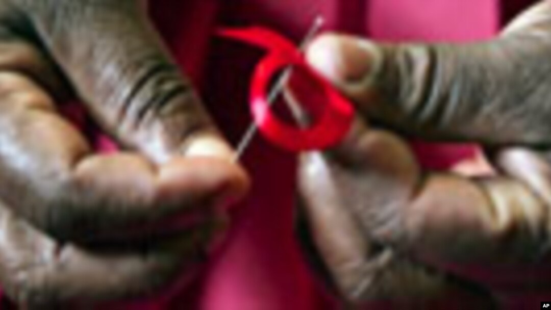 A Kenyan woman prepares ribbons ahead of World Aids Day at Beacon of Hope center, a non-government organization formed to address women's problem of HIV/AIDS in Nairobi (File)