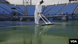 Cannchas mojadas, sin tenistas y sin público. El US Open vive su segunda jornada con suspensiones por el clima.