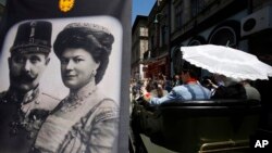 Turisti u replici automobila u kojem su ubijeni austrougarski prestolonaslednik Franc Ferdinand i nejgova supruga Sofija, ispred muzeja u Sarajevu